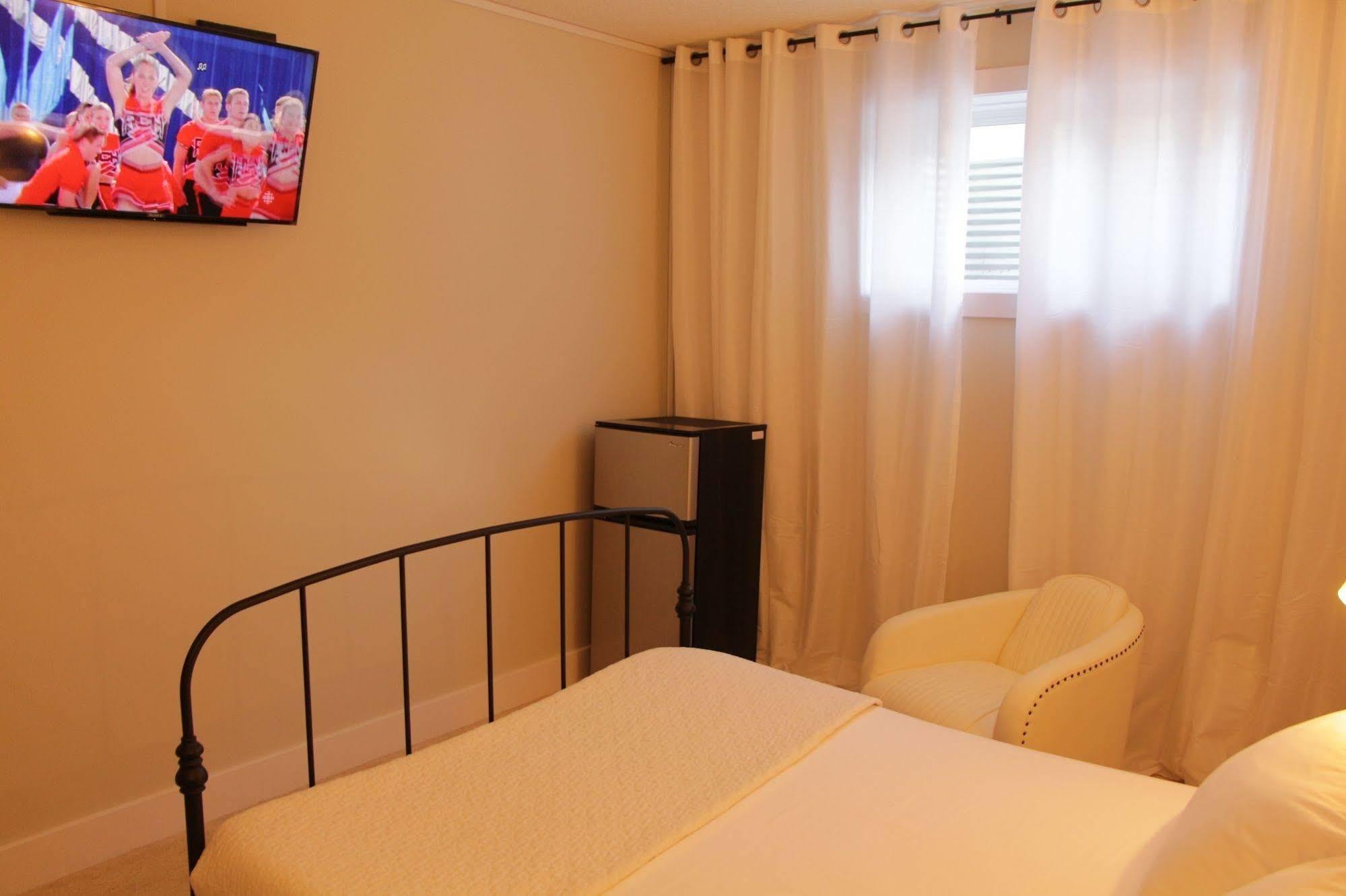 Ritchie B&B Edmonton Bagian luar foto