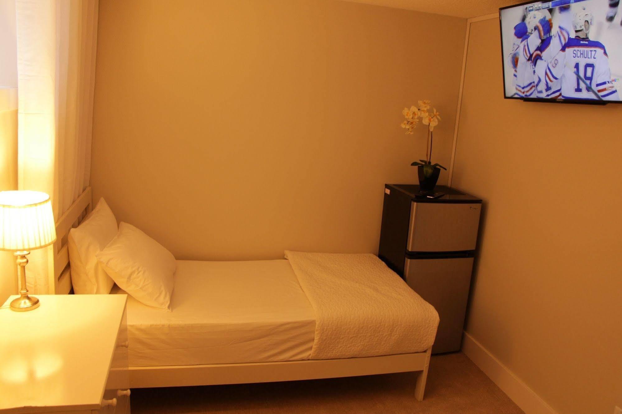 Ritchie B&B Edmonton Bagian luar foto